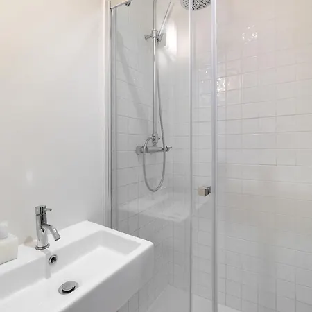 Whome Cozy In The Heart Of Bica Appartamento Lisbona